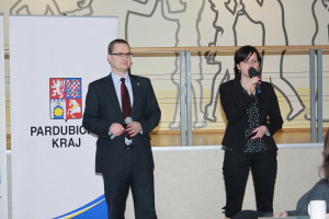 radní Pardubického kraje Pavel Šotola a ředitelka Koalice nevládek Pardubicka Jana Machová prezentují spolupráci Pk a neziskovek